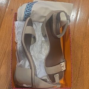 Tory Burch Elegant Tan Women's Sandals